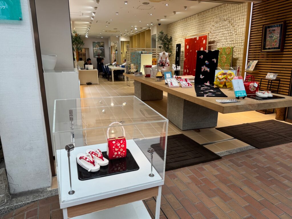 きもの百科 イトカワの店内と和装小物
