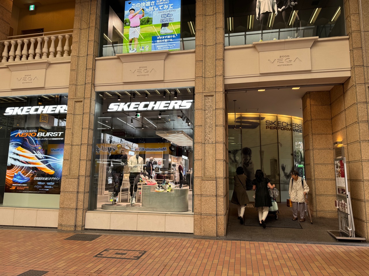 スケッチャーズ 神戸元町フラッグシップストア