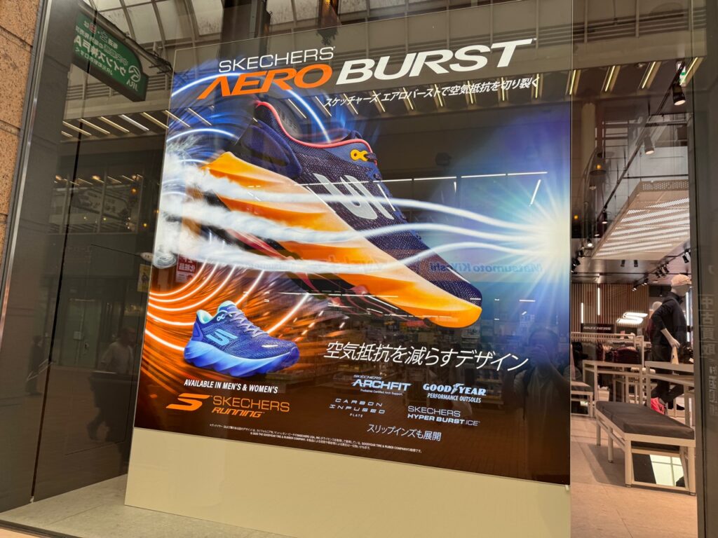 スケッチャーズ 神戸元町フラッグシップストアの商品展示